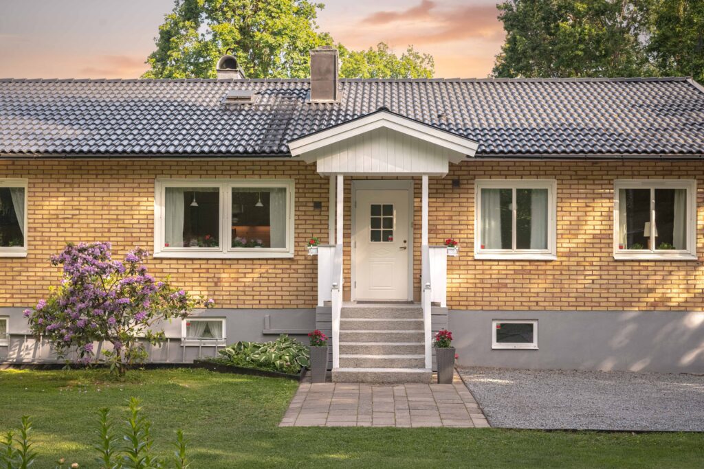 hus-i-solnedgång